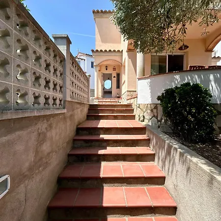 House With Pool And Private Garden Holiday home